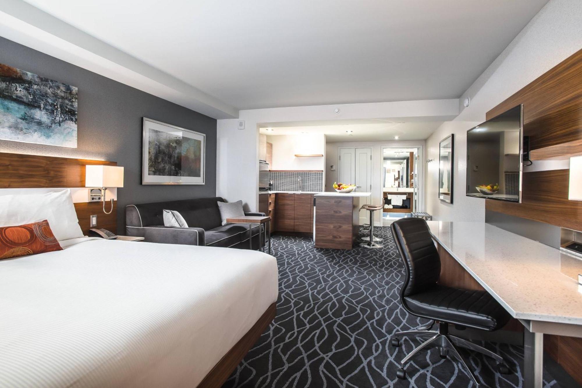 Delta Hotels By Marriott Waterloo Exterior photo